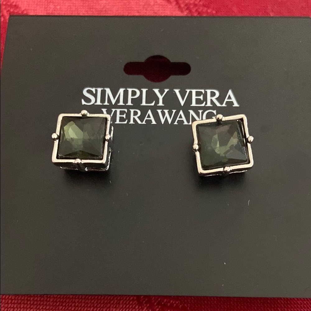 NWTs Simply Vera Vera Wang Dark Green Faceted Acrylic  Earrings